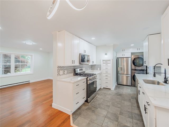 25 Pleasant Avenue, Narragansett, RI 02882