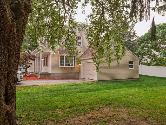 25 Pleasant Avenue, Narragansett, RI 02882