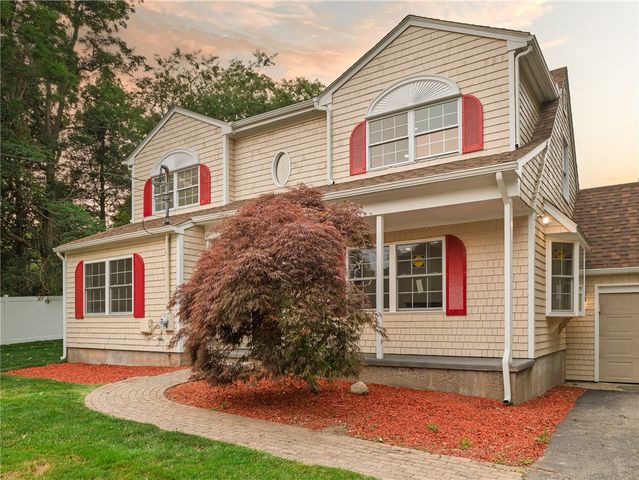 25 Pleasant Avenue, Narragansett, RI 02882