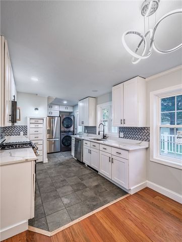 25 Pleasant Avenue, Narragansett, RI 02882