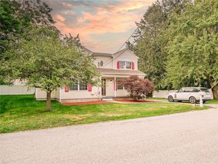 25 Pleasant Avenue, Narragansett, RI 02882