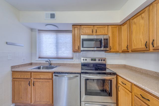 421 Elm Street 6K, Deerfield, IL 60015