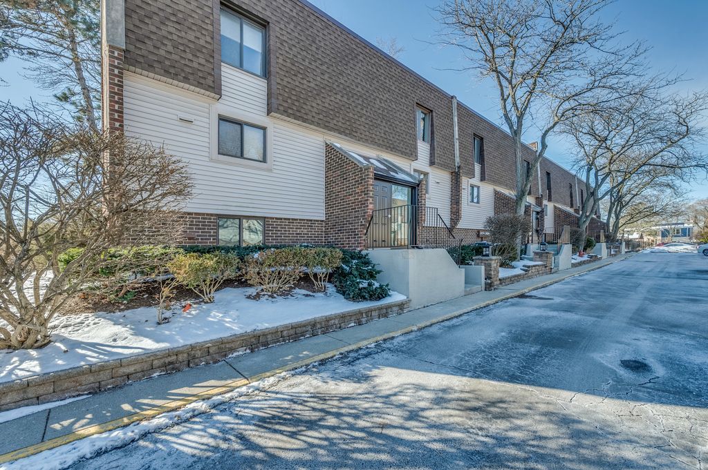 421 Elm Street 6K, Deerfield, IL 60015