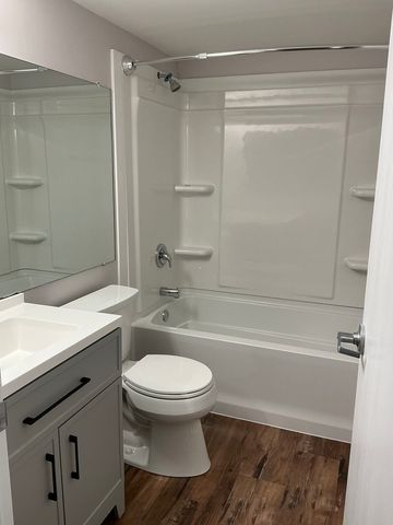 215 E Park Avenue 202, Libertyville, IL 60048