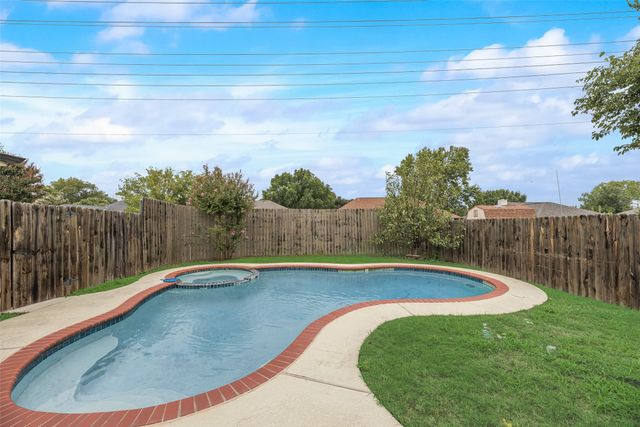 1670 Crosshaven Drive, Lewisville, TX 75077