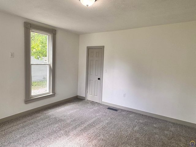 521 NE Grattan ST, Topeka, KS 66616