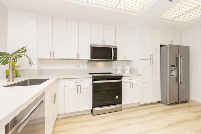 1 Keahole Place 2511, Honolulu, HI 96825