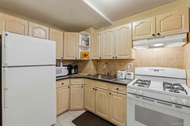 717 E 215th Street, Bronx, NY 10467