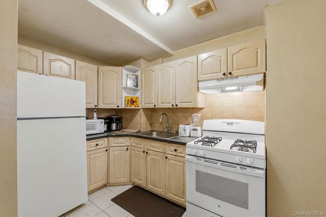 717 E 215th Street, Bronx, NY 10467