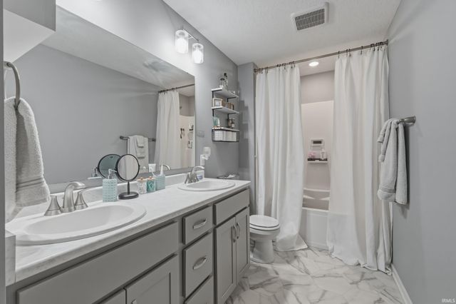 14490 Verona Lakes Passage, Fort Wayne, IN 46814