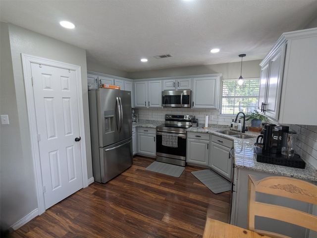 1035 N Colbert Street, Dayton, TX 77535