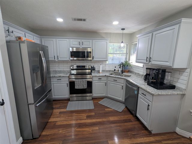 1035 N Colbert Street, Dayton, TX 77535