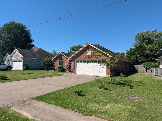1035 N Colbert Street, Dayton, TX 77535