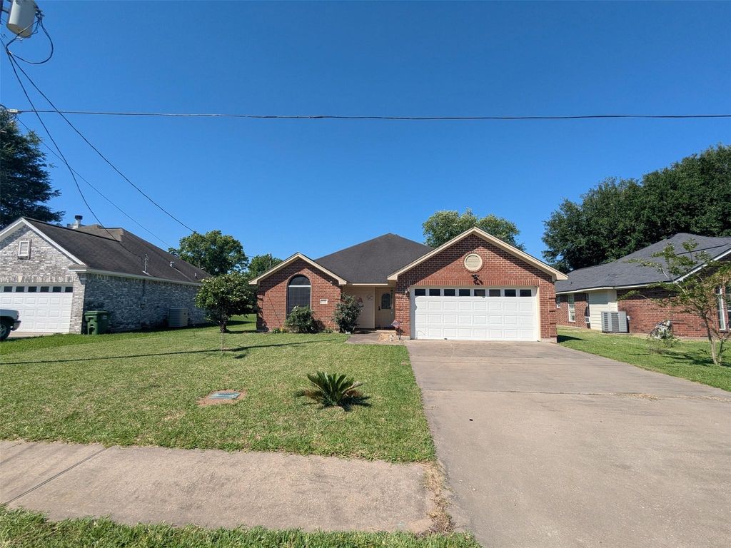 1035 N Colbert Street, Dayton, TX 77535