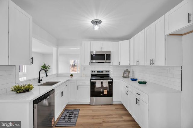 20 PARKHILL LN, Sicklerville, NJ 08081