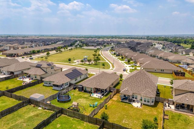 200 Waterway Ave, Hutto, TX 78634