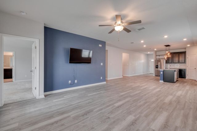 200 Waterway Ave, Hutto, TX 78634