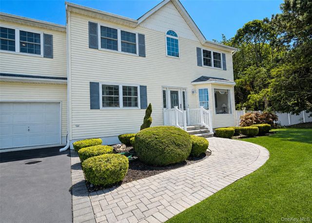 23 E Greentree Drive, Medford, NY 11763