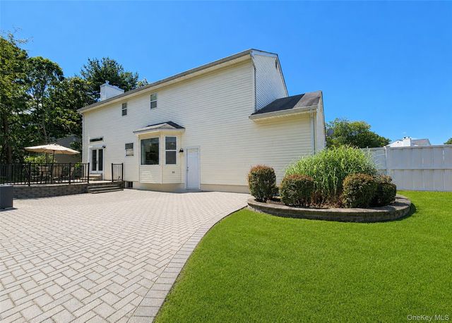 23 E Greentree Drive, Medford, NY 11763