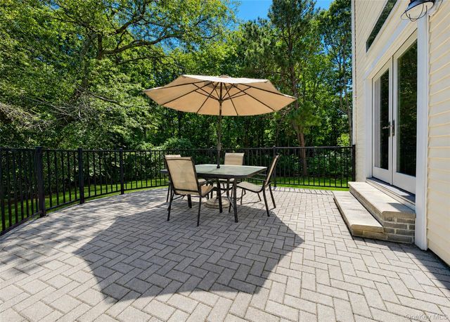 23 E Greentree Drive, Medford, NY 11763