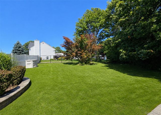 23 E Greentree Drive, Medford, NY 11763