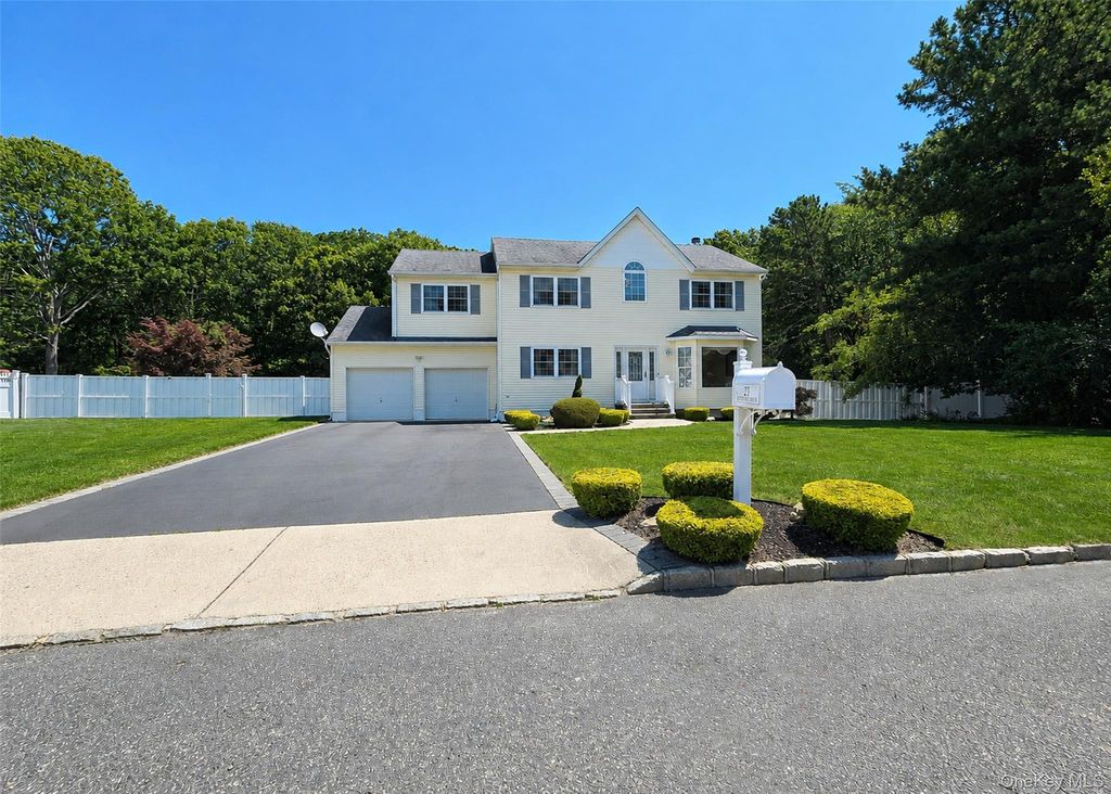 23 E Greentree Drive, Medford, NY 11763
