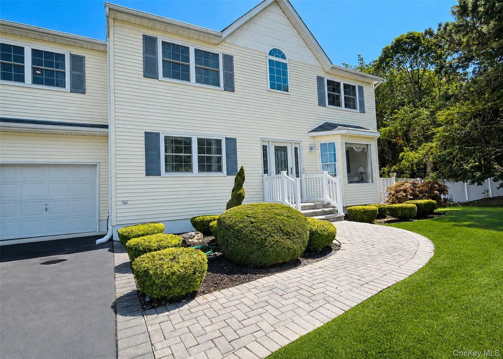 23 Greentree Drive, Medford, NY 11763 — photo 2