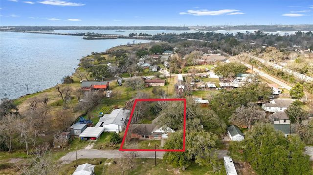 110 S 9th Street, Highlands, TX 77562