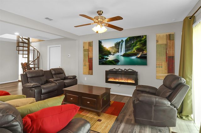 110 S 9th Street, Highlands, TX 77562