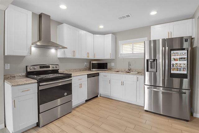 110 S 9th Street, Highlands, TX 77562