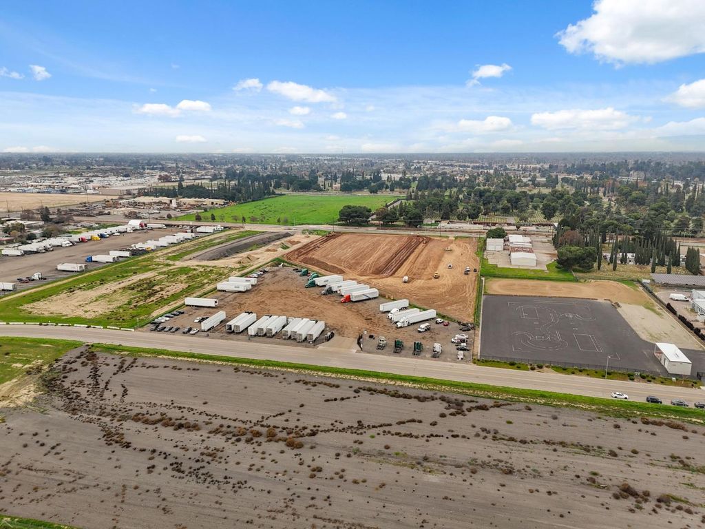 Image 10 of property listing at 1604 W Dan Ronquillo Drive, Fresno, CA 93706