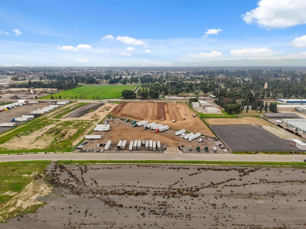 Image 11 of property listing at 1604 W Dan Ronquillo Drive, Fresno, CA 93706