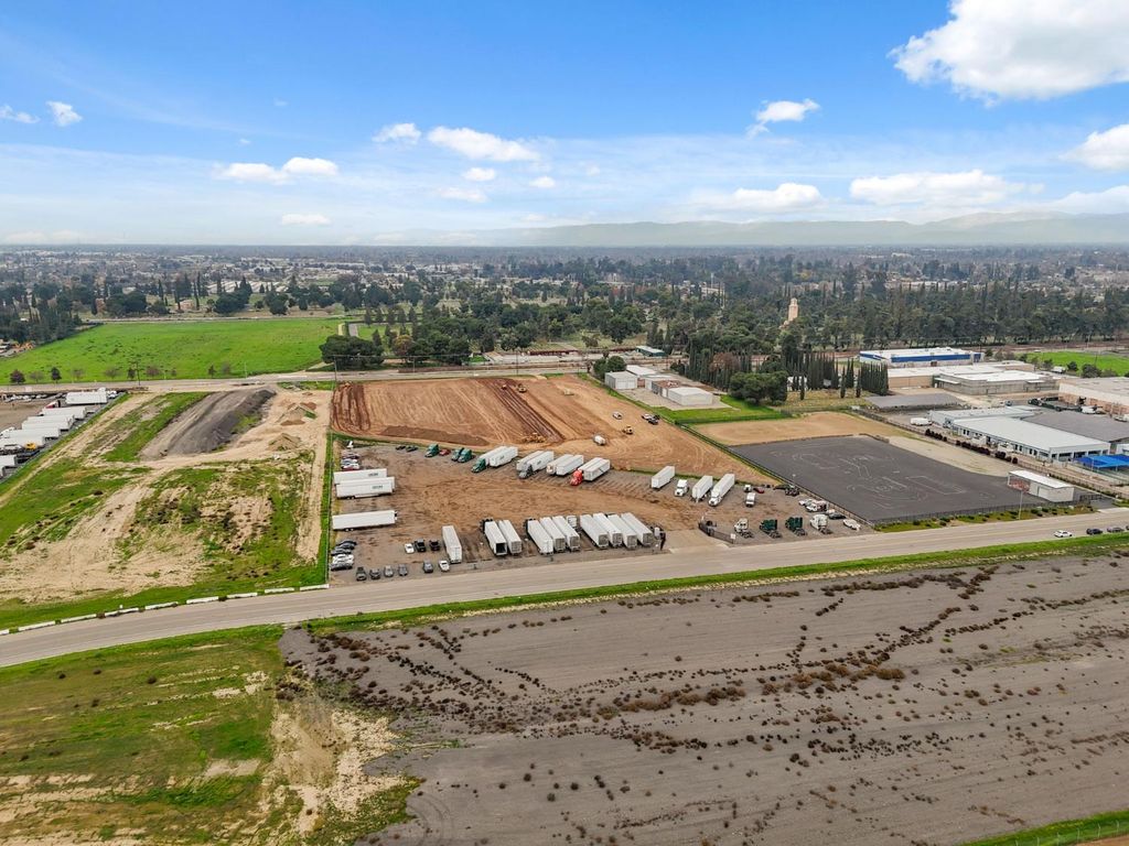 Image 12 of property listing at 1604 W Dan Ronquillo Drive, Fresno, CA 93706