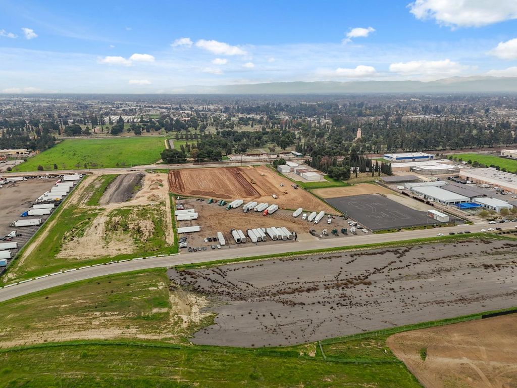 Image 13 of property listing at 1604 W Dan Ronquillo Drive, Fresno, CA 93706