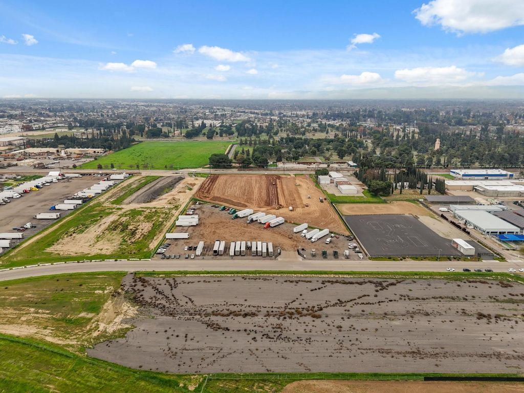 Image 14 of property listing at 1604 W Dan Ronquillo Drive, Fresno, CA 93706