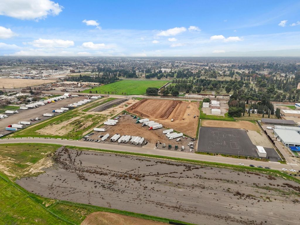 Image 15 of property listing at 1604 W Dan Ronquillo Drive, Fresno, CA 93706