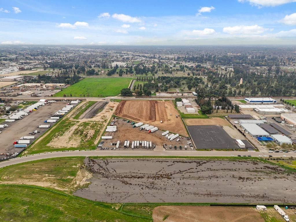 Image 16 of property listing at 1604 W Dan Ronquillo Drive, Fresno, CA 93706