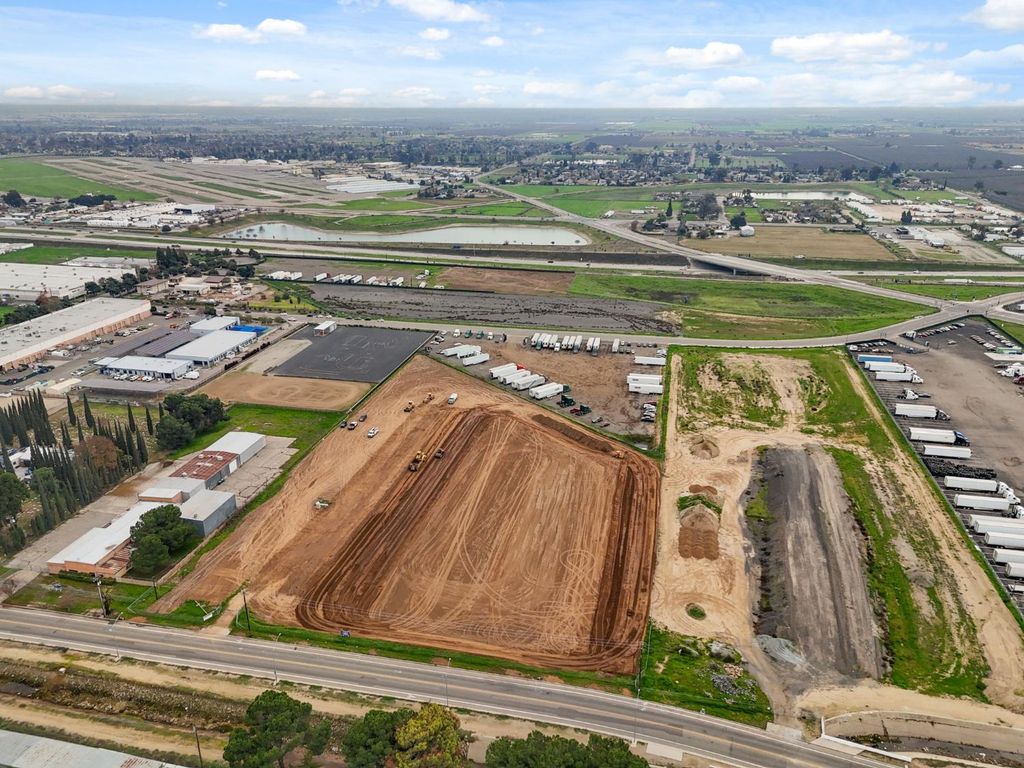 Image 19 of property listing at 1604 W Dan Ronquillo Drive, Fresno, CA 93706