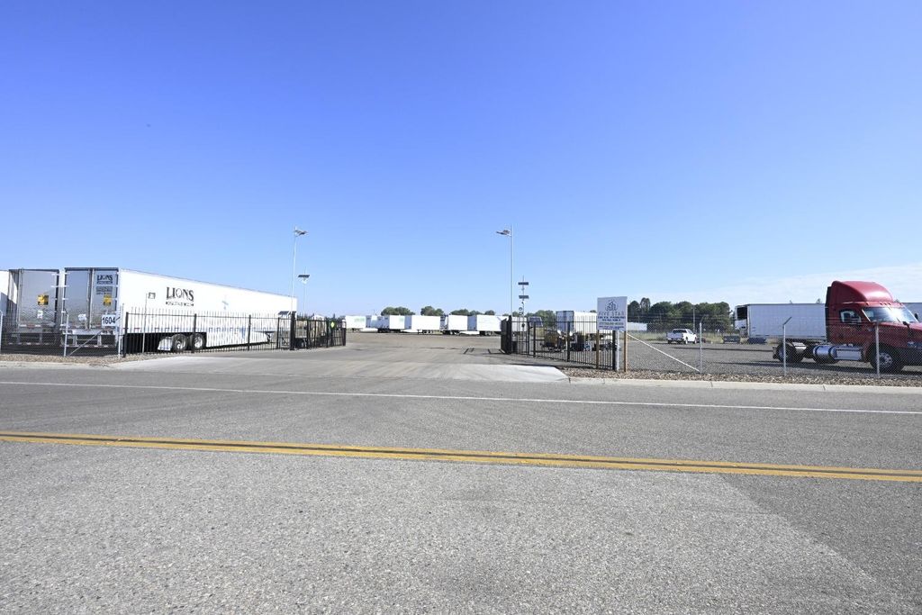 Image 2 of property listing at 1604 W Dan Ronquillo Drive, Fresno, CA 93706