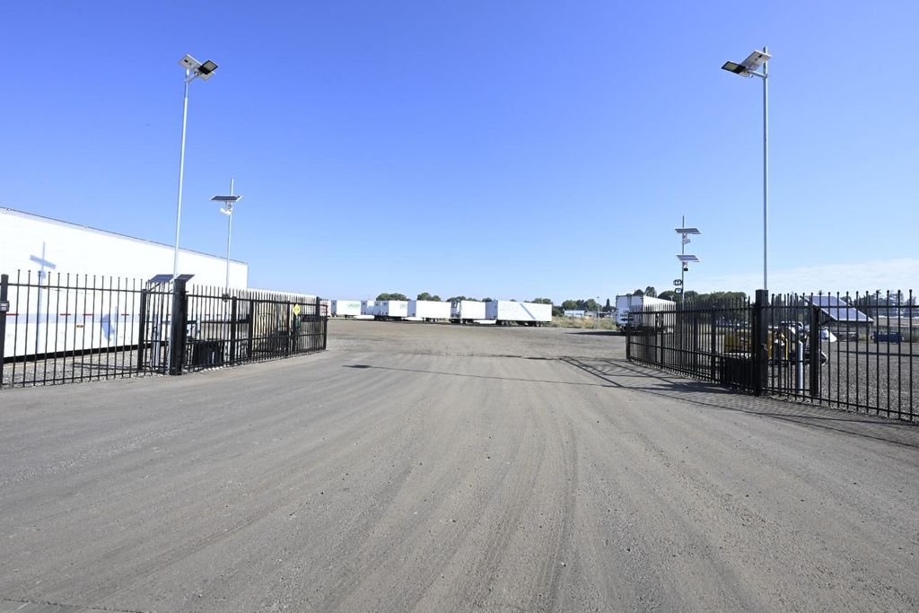 Image 6 of property listing at 1604 W Dan Ronquillo Drive, Fresno, CA 93706