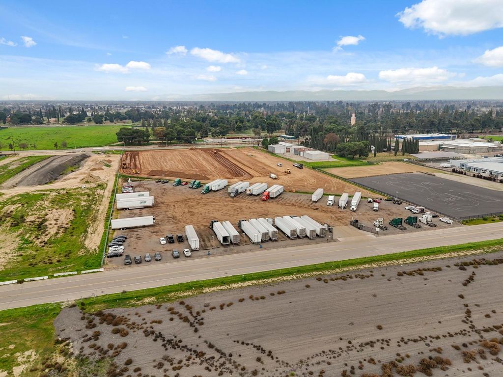 Image 8 of property listing at 1604 W Dan Ronquillo Drive, Fresno, CA 93706