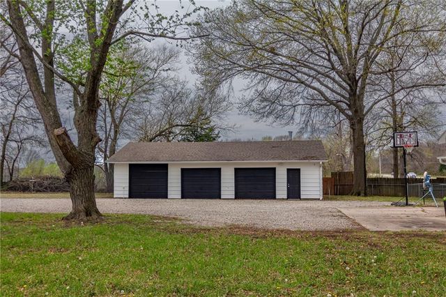 101 W North County Road, Frontenac, KS 66763