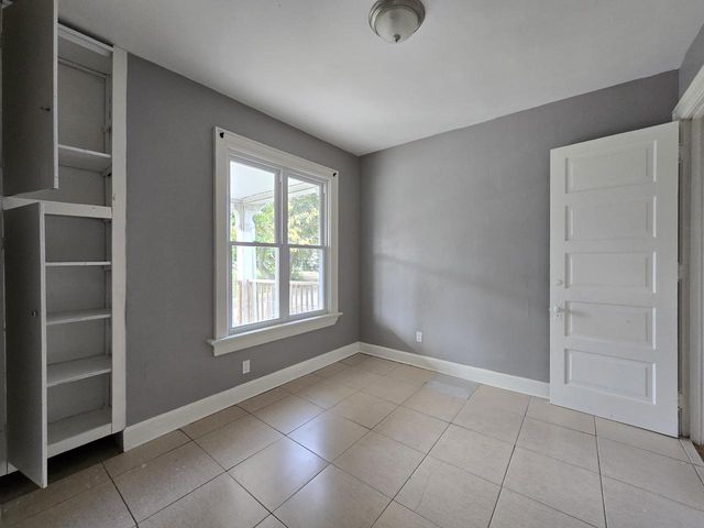 3260 N 21st STREET, Milwaukee, WI 53206