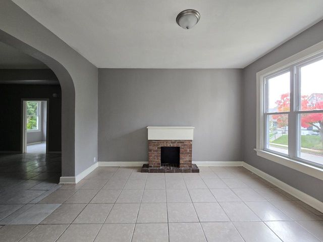 3260 N 21st STREET, Milwaukee, WI 53206