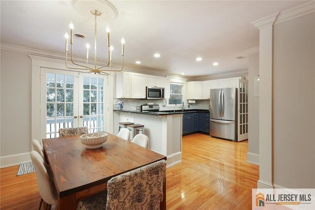 25 Beverly Court, Metuchen, NJ 08840