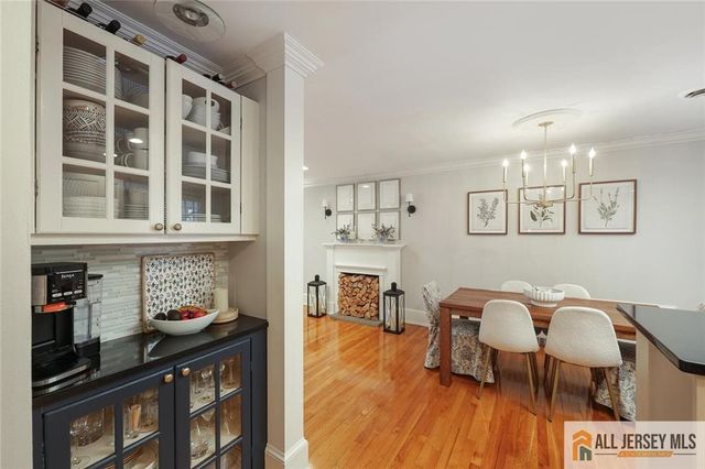 25 Beverly Court, Metuchen, NJ 08840