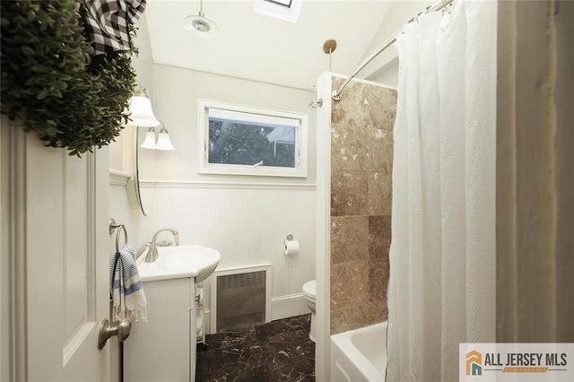 25 Beverly Court, Metuchen, NJ 08840