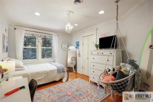 25 Beverly Court, Metuchen, NJ 08840