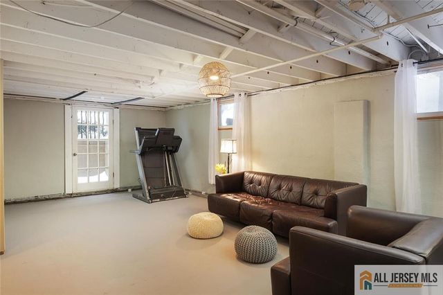 25 Beverly Court, Metuchen, NJ 08840