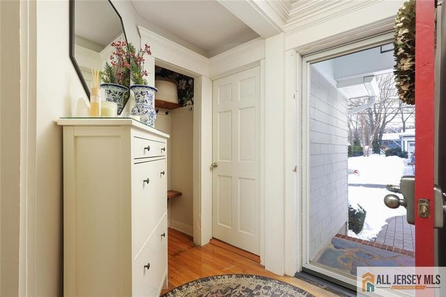 25 Beverly Court, Metuchen, NJ 08840